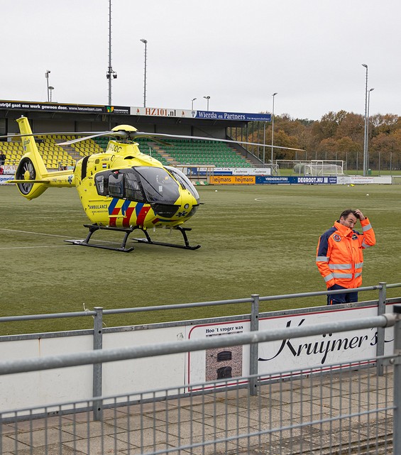 traumahelikopter op sportveld na hartstilstand tijdens wedstrijd – belang van reanimatie en AED training