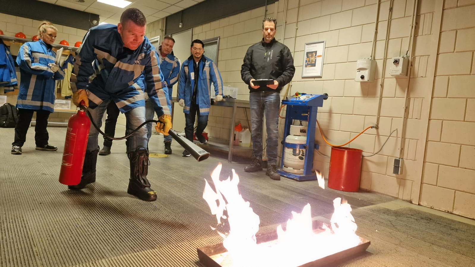 Praktijkoefening brandbestrijding tijdens BHV cursus met instructeur