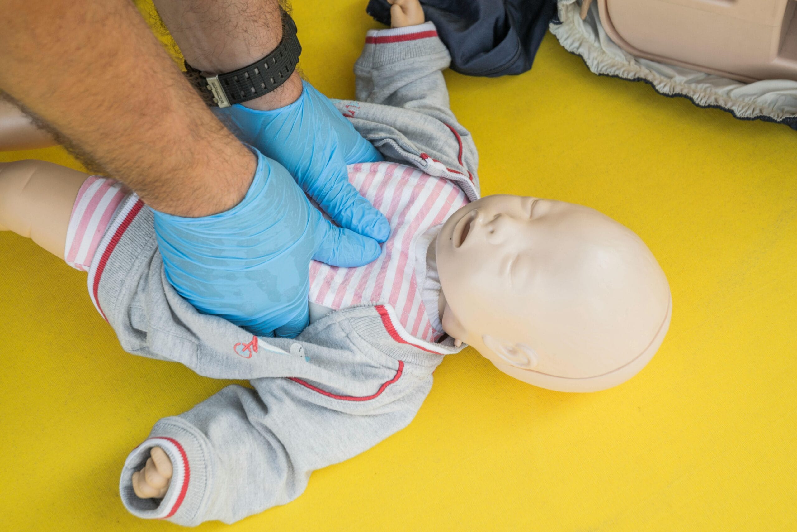 EHAK EHBO aan kinderen cursus – reanimatie baby tijdens praktijktraining kinderopvang